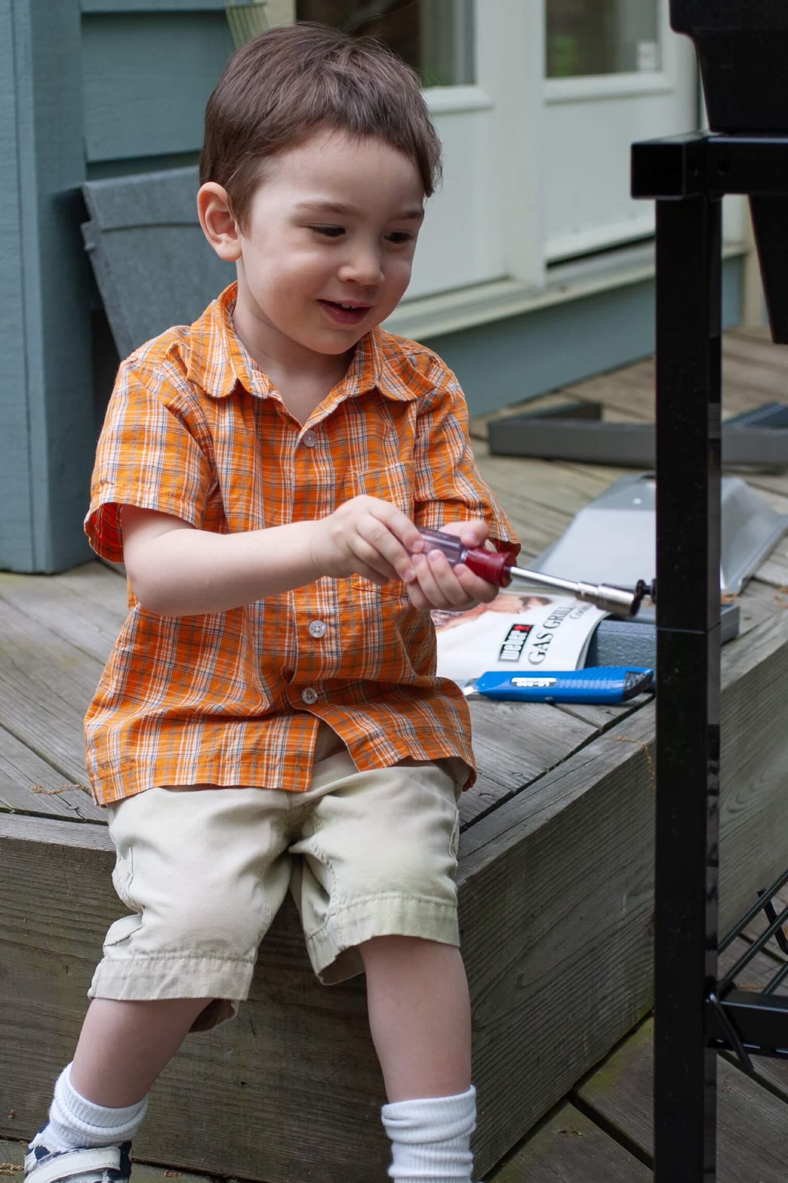 Very young Lachlan with a screwdriver